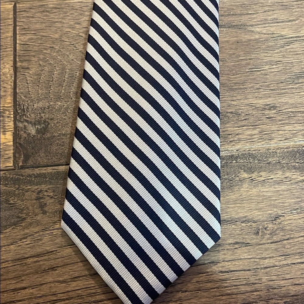 Brooks Brothers Classic Navy and White Diagonal Tie - Picture 2 of 4